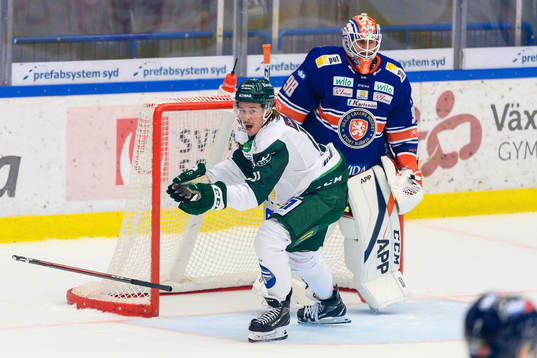 Färjestads Joakim Nygård  med trasig klubba framför