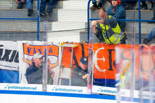 Spelet avbryts för reparation av plexiglaset