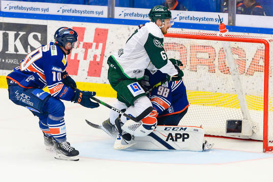 Färjestads Pontus Widerström krockar med Växjös