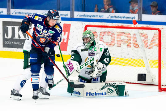 Växjös Glenn Gustafsson oroar  framför Färjestads
