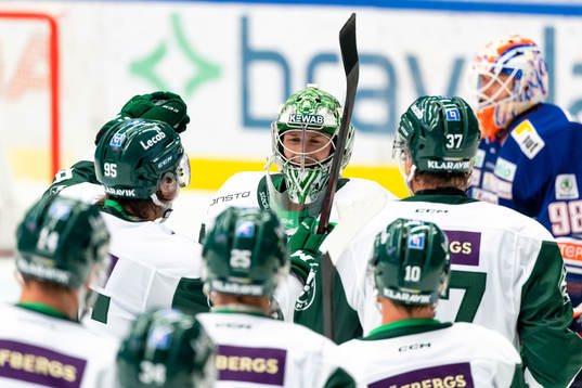 Färjestads målvakt Henrik Haukeland jublar