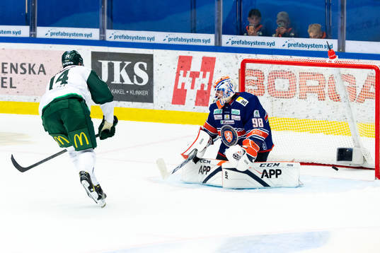 Färjestads Victor Ejdsell gör mål på