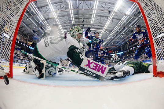 Växjös Hugo Gustafsson gör mål 3-3 bakom Färjestads
