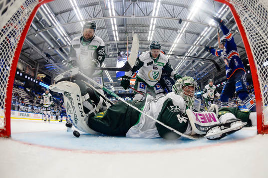 Färjestads målvakt Henrik Haukeland, Mikael Wikstrand och