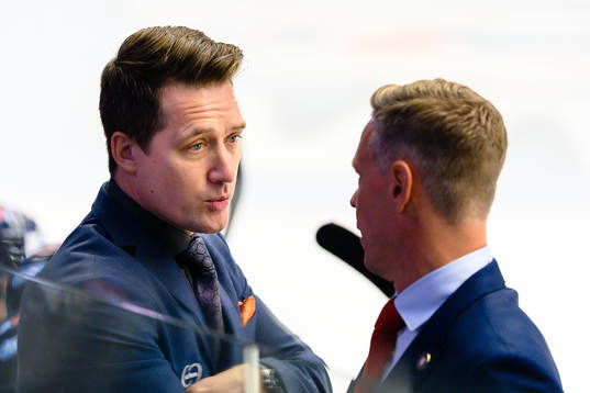 Växjös tränare Sam Hallam pratar med assisterande
