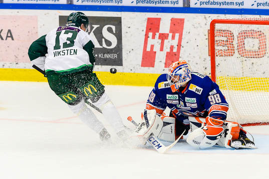 Växjös målvakt Janis Kalnins räddar en straff slagen av