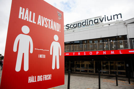 En skylt med uppmaning om att hålla avstånd utanför