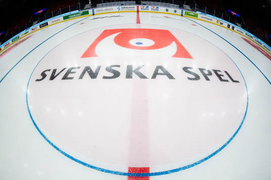 Mittcirkeln med Svenska Spel logo innan ishockeymatchen i