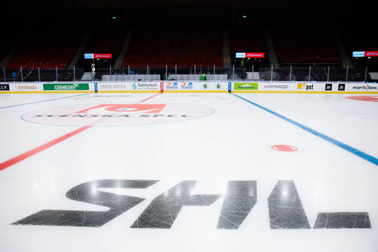 SHL logo på isen innan ishockeymatchen i SHL mellan