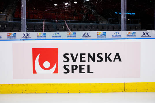 Svenska spel reklam på sargen innan ishockeymatchen i SHL