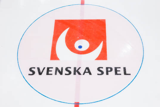 Svenska spel reklam på i mittcirkeln innan ishockeymatchen