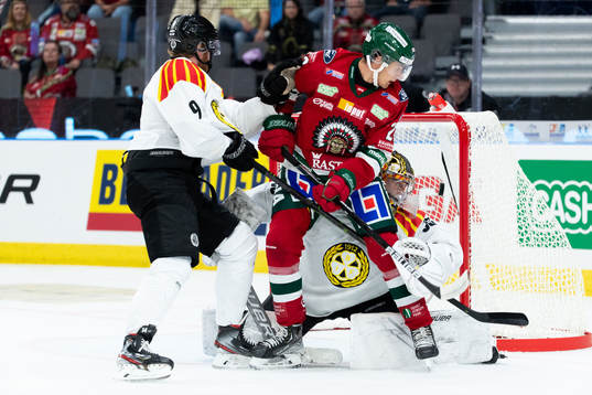 Frölundas Linus Nässén styr in pucken till 1-0 bakom
