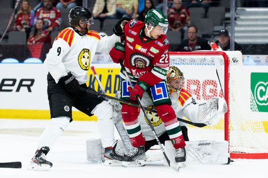 Frölundas Linus Nässén styr in pucken till 1-0 bakom