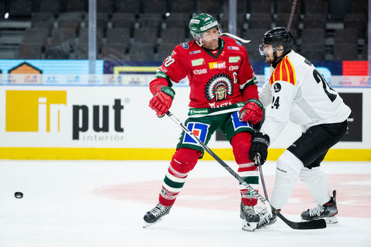 Frölundas Joel Lundqvist tacklar Brynäs Emil Molin