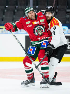 Frölundas Joel Lundqvist tacklar Brynäs Emil Molin