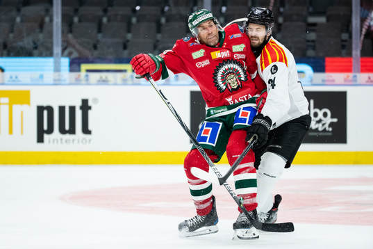 Frölundas Joel Lundqvist tacklar Brynäs Emil Molin