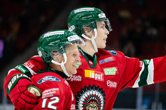 Frölundas Simon Edvinsson jublar ihop med Max Friberg
