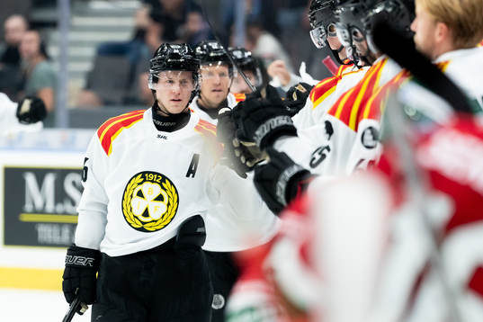 Brynäs Linus Öhlund jublar
