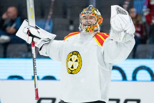 Brynäs målvakt  Veini Vehviläinen  jublar