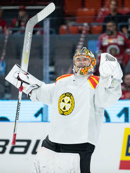 Brynäs målvakt  Veini Vehviläinen  jublar