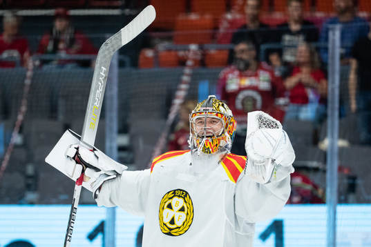Brynäs målvakt  Veini Vehviläinen  jublar