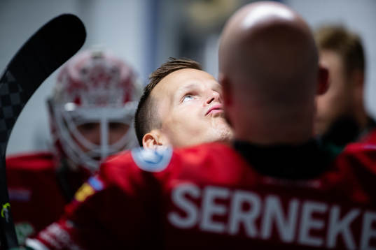 Frölundas Max Friberg och Jan Mursak innan ishockeymatchen