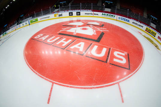 En tekningscirkel med Bauhaus logo innan ishockeymatchen i