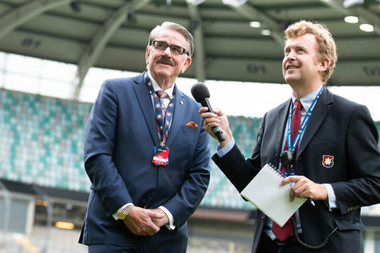 Roy Simonsson blir intervjuad på planen