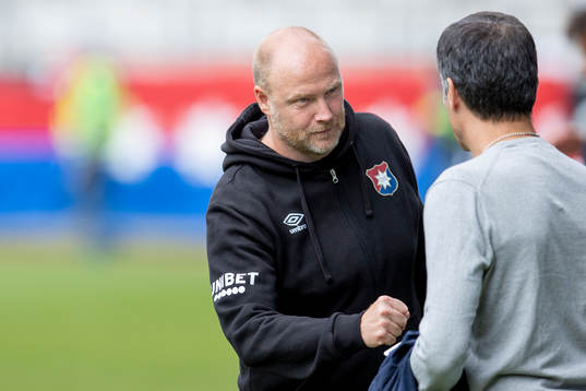 Örgrytes tränare Dane Ivarsson tackar Akropolis tränare