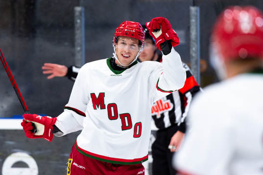 Modos Max Tjernström jublar