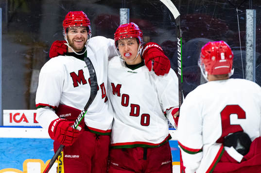 Modos Sam Vigneault och Jeremias Lindewall jublar