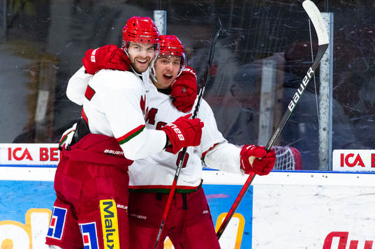 Modos Sam Vigneault och Jeremias Lindewall jublar