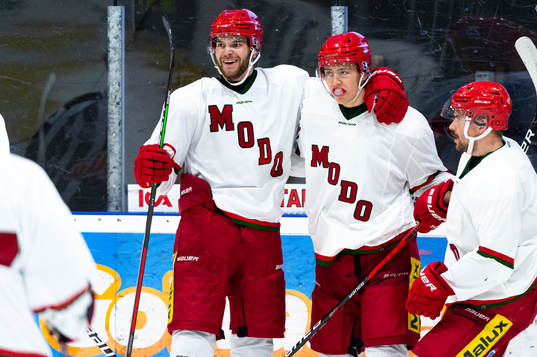 Modos Sam Vigneault och Jeremias Lindewall jublar