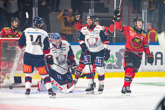 Linköpings målvakt Marcus Högberg deppar medan Luleås