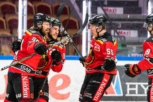 Luleås Daniel Sondell med Konstantin Komarek som jublar