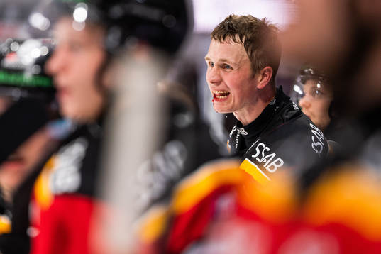 Luleås Jonas Berglund blöder från munnen