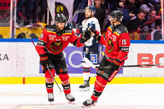 Luleås Konstantin Komarek gör 5-2 och jublar med Carl