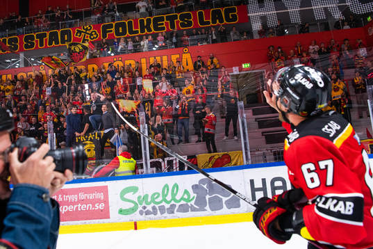 Luleås Linus Omark jublar och tackar supportrarna