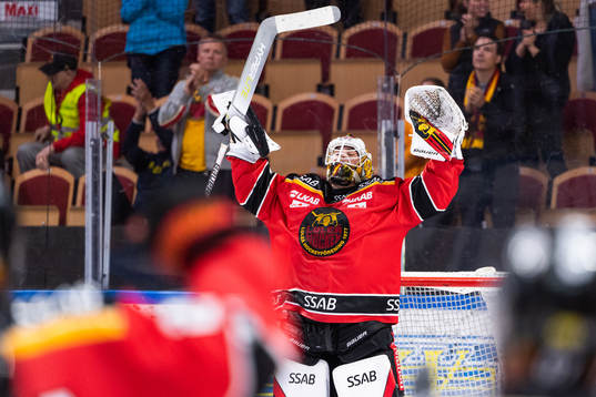Luleås målvakt Jesper Wallstedt jublar
