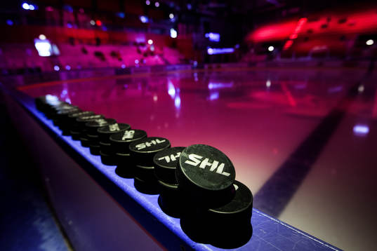 Puck på sargen