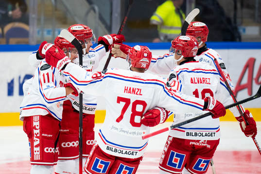 Timrås Ty Rattie jublar med lagkamrater