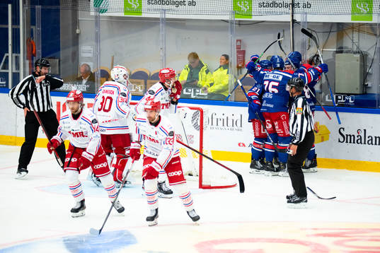 Spelarna i Timrå deppar samtidigt som  Oskarshamns Patrik