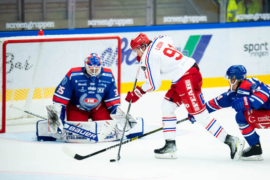 Timrås Viktor Lodin mot Oskarshamns målvakt Joe Cannata