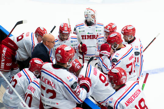 Timrås tränare Fredrik Andersson pratar med spelarna