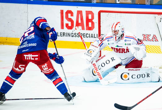 Oskarshamns John Dahlström och Timrås målvakt Jacob