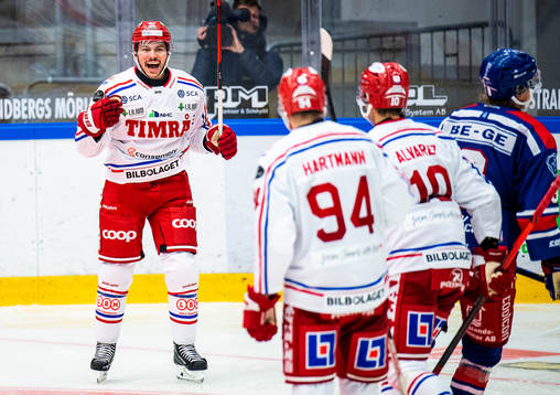 Timrås Ty Rattie jublar med lagkamrater