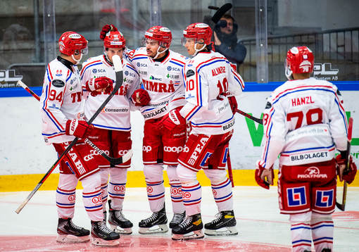 Timrås Ty Rattie jublar med lagkamrater