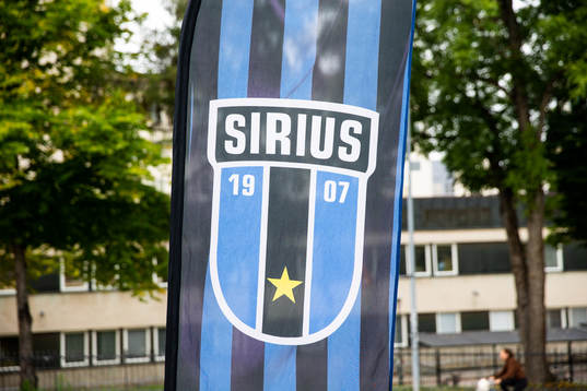 En flagga med Sirius logga