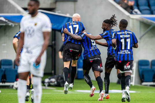 Sirius Christian Kouakou jublar med lagkamrater