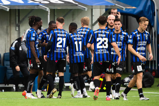 Sirius Christian Kouakou jublar med lagkamrater